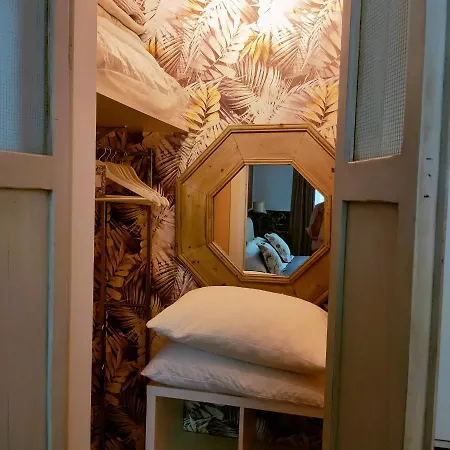 Eleven Apartment *